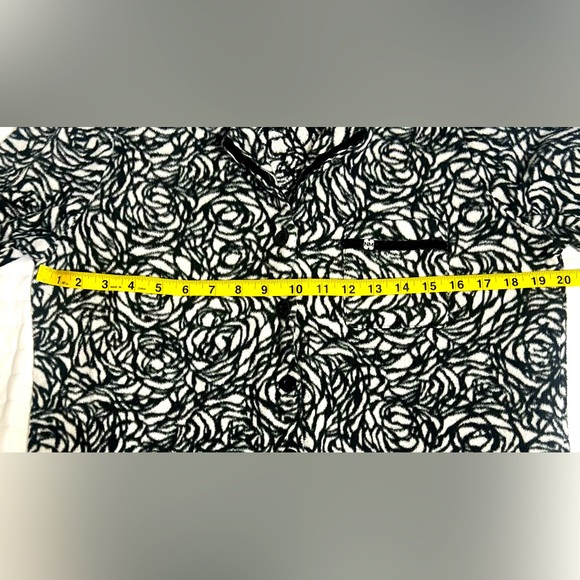 Nicole Miller rose flower black and white fleece pajama set size Large - Picture 3 of 11